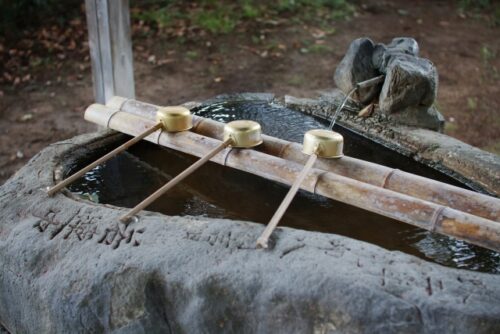 温泉街の守り神「三朝神社」がある